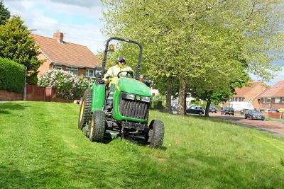 Grass cutting_01 Ride on mower_01