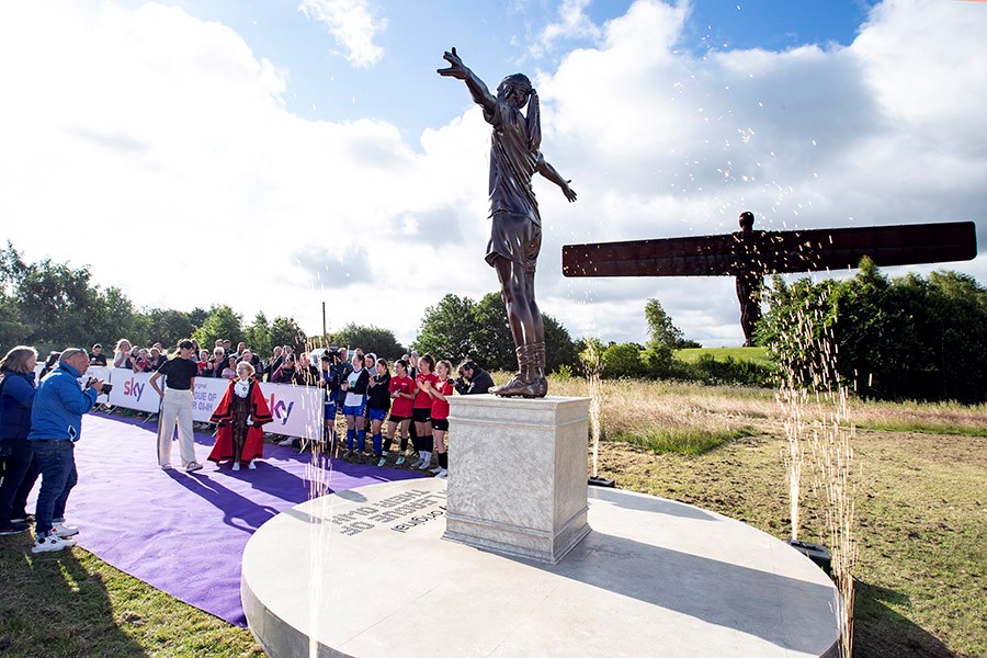 Jill sees the statue for the first time