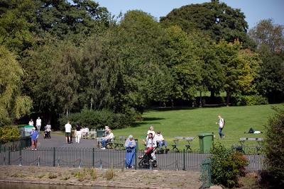 Saltwell Park with people (900x600)