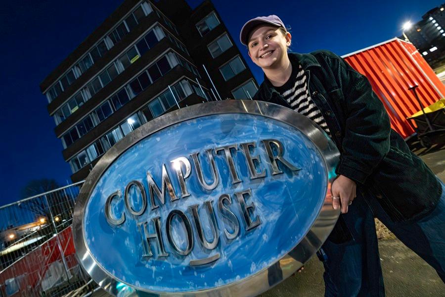 Edie with Computer House sign (900x600)